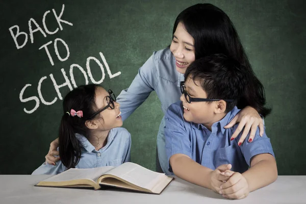 Tutor feminino com seu aluno na classe — Fotografia de Stock