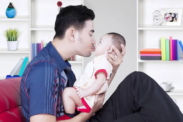 Guapo padre besar bebé chico — Foto de Stock