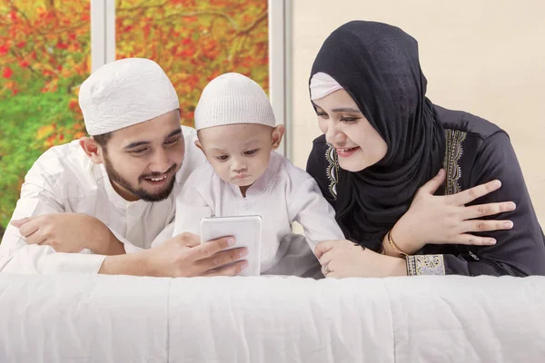 가와 함께 비디오를 시청 하는 행복 한 가족 — 스톡 사진