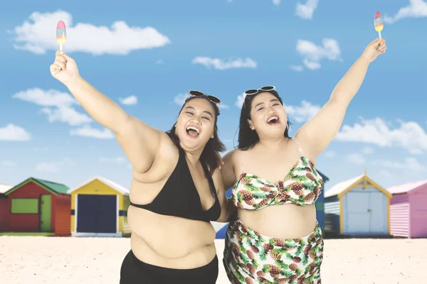 Neşeli obez kadın sahilinde