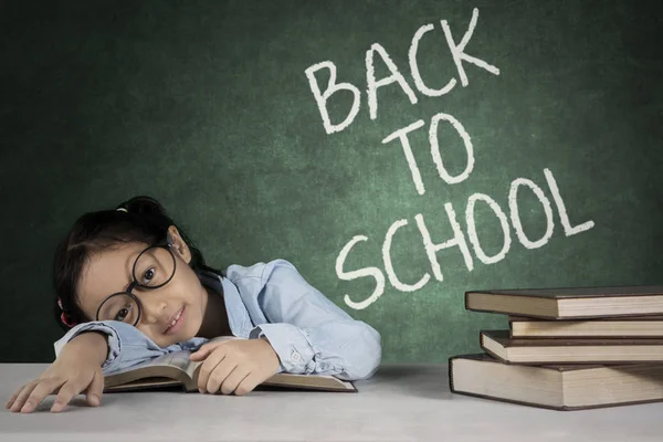 Küçük kız kitap uyuyor