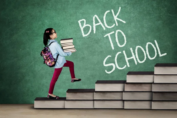 Liten skolflicka tillbaka till skolan — Stockfoto