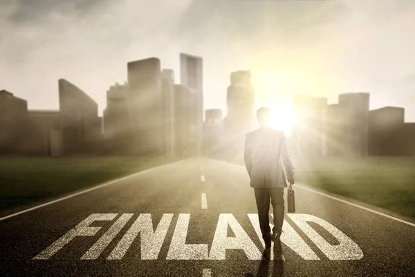 マネージャー日の出フィンランド単語の上を歩く — ストック写真