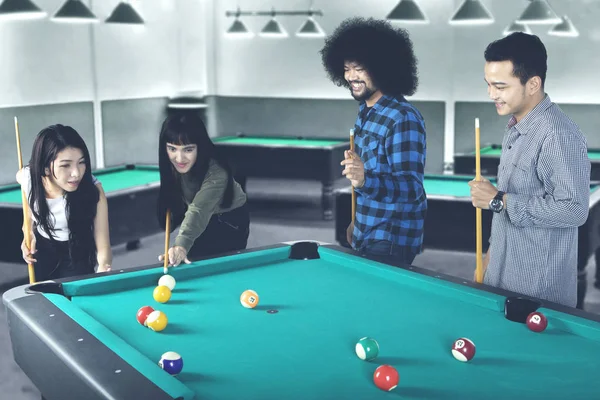 Multiracial people playing billiard — Stock Photo, Image