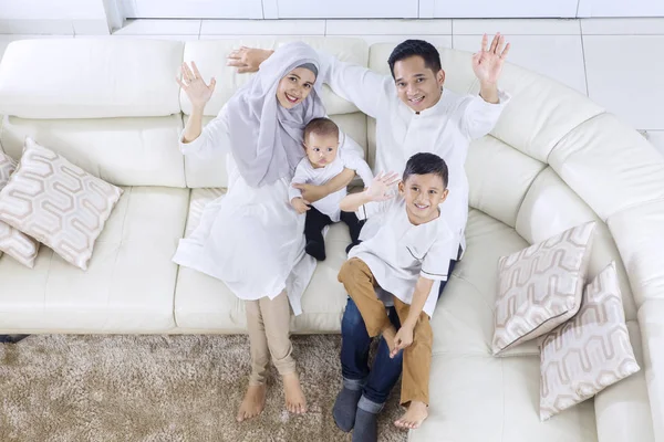 Μουσουλμανική οικογένεια των χειρών στον καναπέ — Φωτογραφία Αρχείου