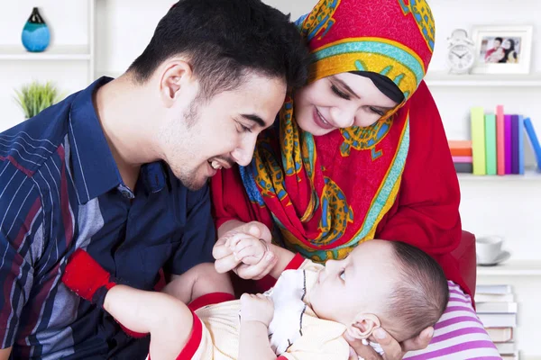 Los padres musulmanes y lindo chico en la sala de estar — Foto de Stock