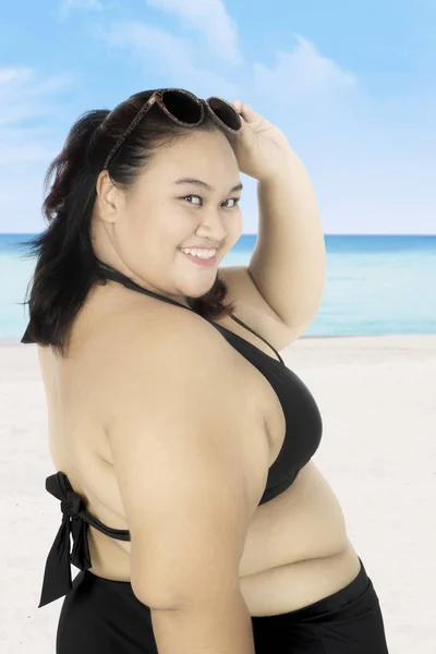 Obese woman with bikini on tropical beach — Stock Photo, Image