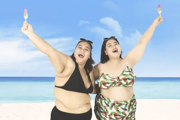 肥胖妇女享受自由在海岸 — 图库照片
