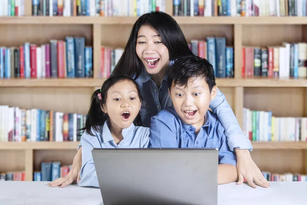 Chockade studenter och lärare i biblioteket — Stockfoto