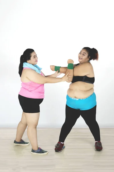 Twee vrouwen samen trainen in de sportschool — Stockfoto