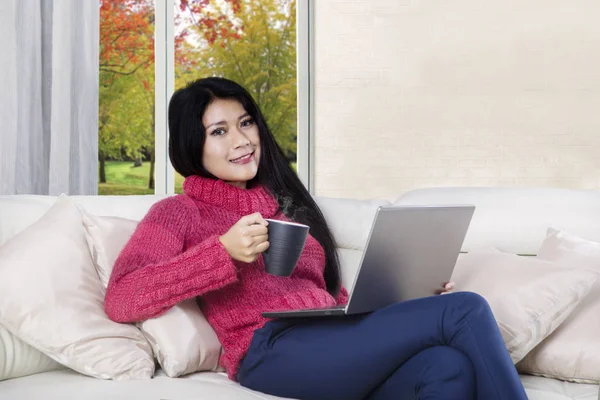 Frau genießt Zeit mit Laptop und heißem Tee — Stockfoto