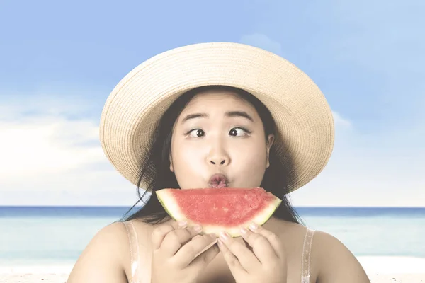 Woman with squint-eyed holds watermelon — Stock Photo, Image