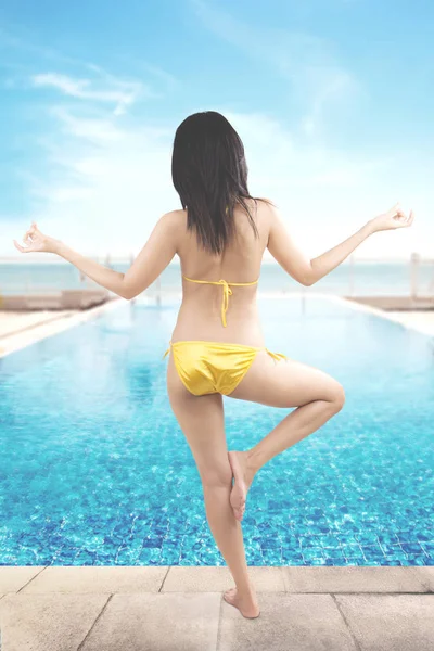 Yüzme Havuzu meditasyon kadın — Stok fotoğraf