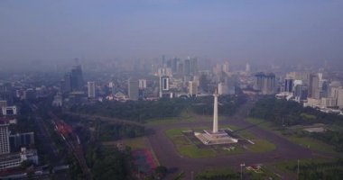 Ulusal anıt ve Jakarta içinde gökdelenler