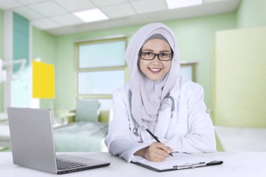 Güzel Müslüman doktor klinikte