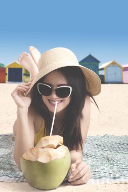 Güzel kadın Hindistan cevizi suyu içer