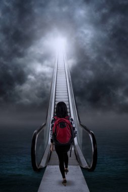 Yukarı doğru yürüyen merdiven adım üniversite öğrencisi