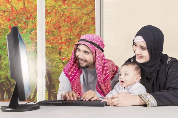 Arabische Familie mit Computer im Herbst — Stockfoto