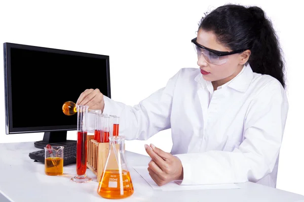 Schöne Frau beim Experimentieren mit Flüssigkeit — Stockfoto