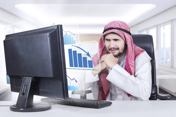 Arabe homme d'affaires semble frustré par le déclin graphique — Photo