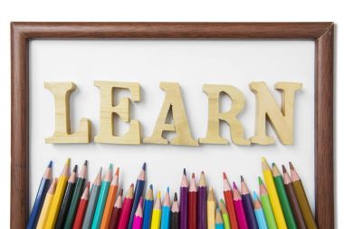 Renkli kalemler ve çerçeve öğrenin kelime ile