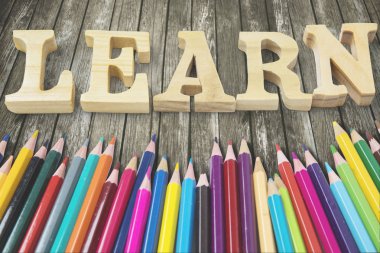 Öğrenin word tablosundaki ile renkli kalemler