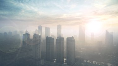 Şehir merkezinde günbatımı ışıkla