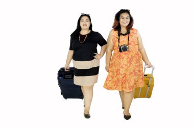 Şişman kadın bavulla yürüyüş 