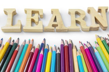 Kelime öğrenin ile çok renkli kalemler