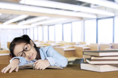 Bir yığın kitap ile uyku inek kız