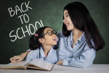 Güzel öğrenci öğretmen ile konuşma