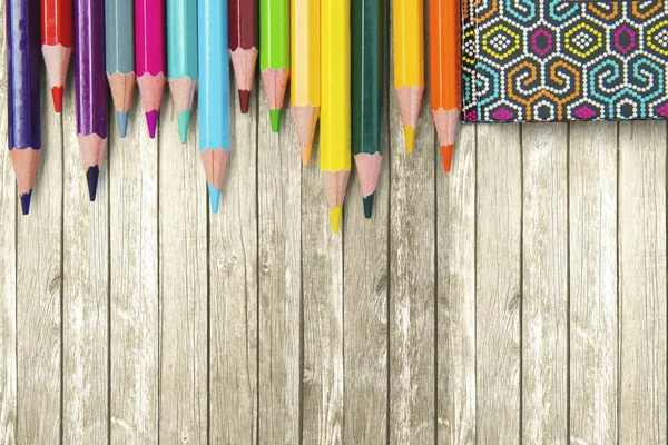 Lápices de colores y libro sobre la mesa — Foto de Stock