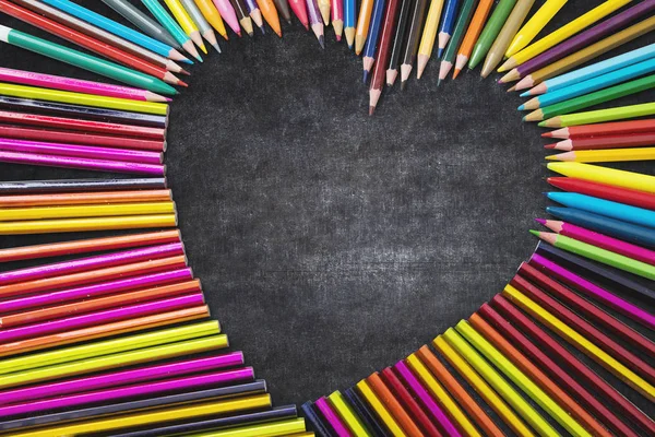Lápices de colores en forma de signo de amor — Foto de Stock