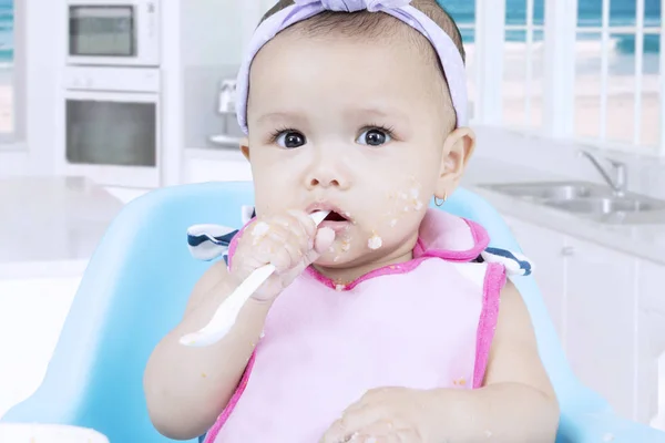 Schattig baby bijt een PAP lepel — Stockfoto