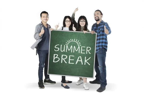 Rozmanitost studenti držet textu letní přestávka — Stock fotografie