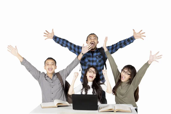 Diversidade estudantes levantando as mãos no estúdio — Fotografia de Stock