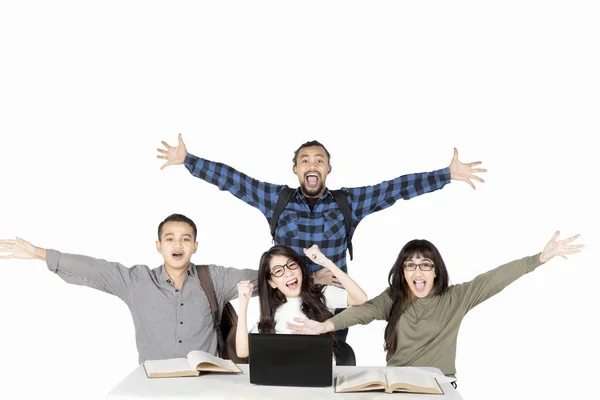 Diversidade estudantes mostrando expressão feliz — Fotografia de Stock