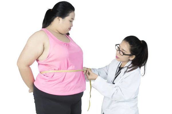 Médico examinando mujer obesa —  Fotos de Stock