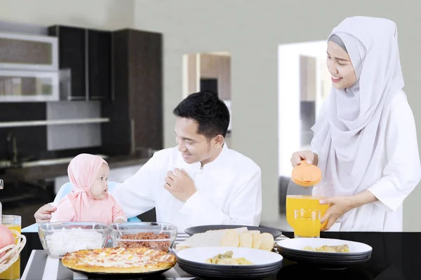 Familie samen eten in de eetkamer — Stockfoto