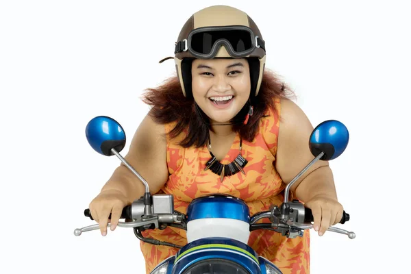 Mujer gorda conduciendo motocicleta — Foto de Stock