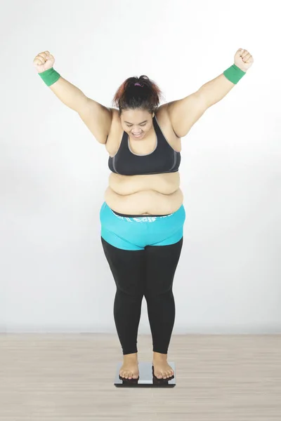 Fat woman looking weight scale — Stock Photo, Image