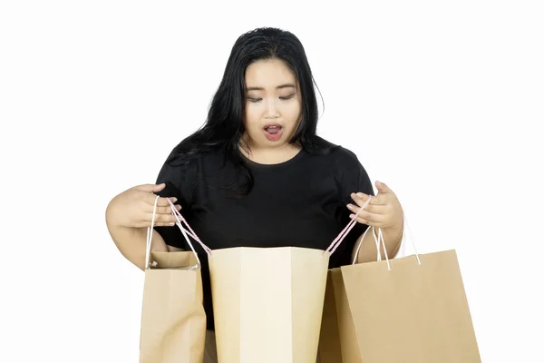 Mulher gorda chocada com sacos de compras — Fotografia de Stock