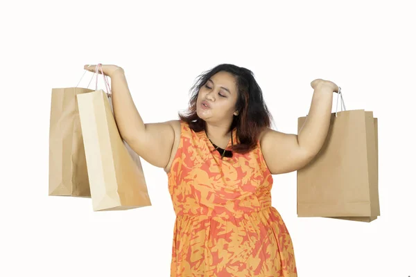 Mulher gorda segurando sacos de compras — Fotografia de Stock