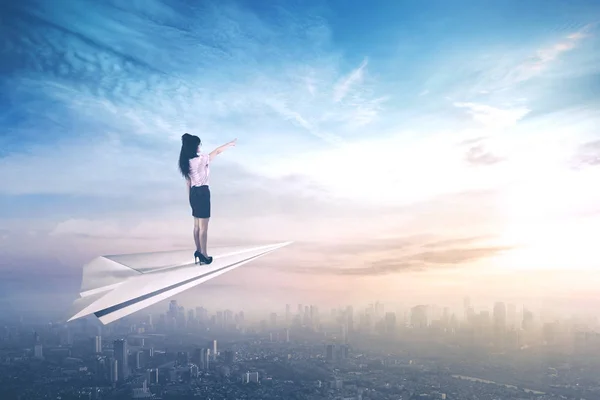 Kvinnliga företagare flyger på papper flygplan — Stockfoto