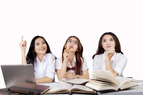 Estudantes do sexo feminino pensar ideia juntos — Fotografia de Stock