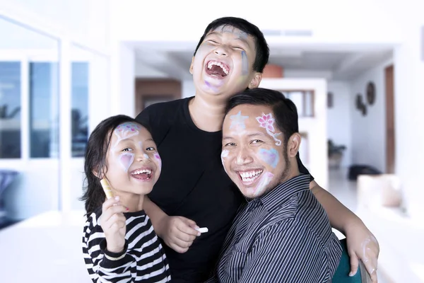Família engraçada com lápis de cera em casa — Fotografia de Stock