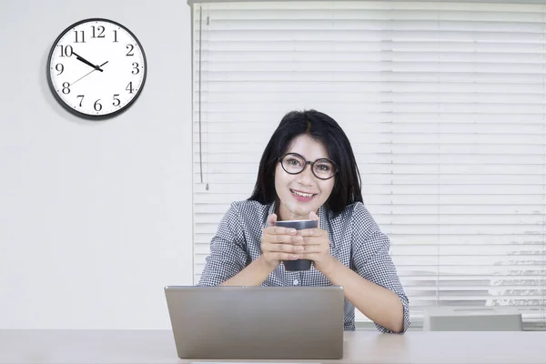 Empresária feliz com caneca e laptop — Fotografia de Stock