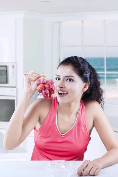 Indian woman with bunch of ripe grapes — Stock Photo, Image