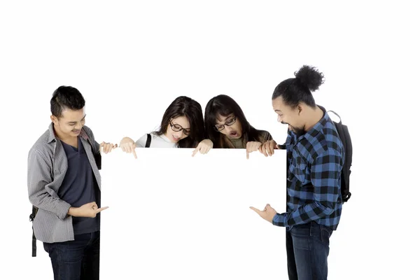 Studenten zeigen auf leeres Transparent — Stockfoto