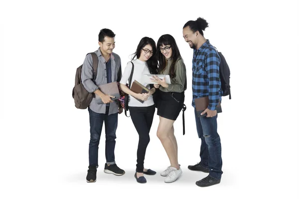 Estudiantes multiraciales con tableta en estudio — Foto de Stock